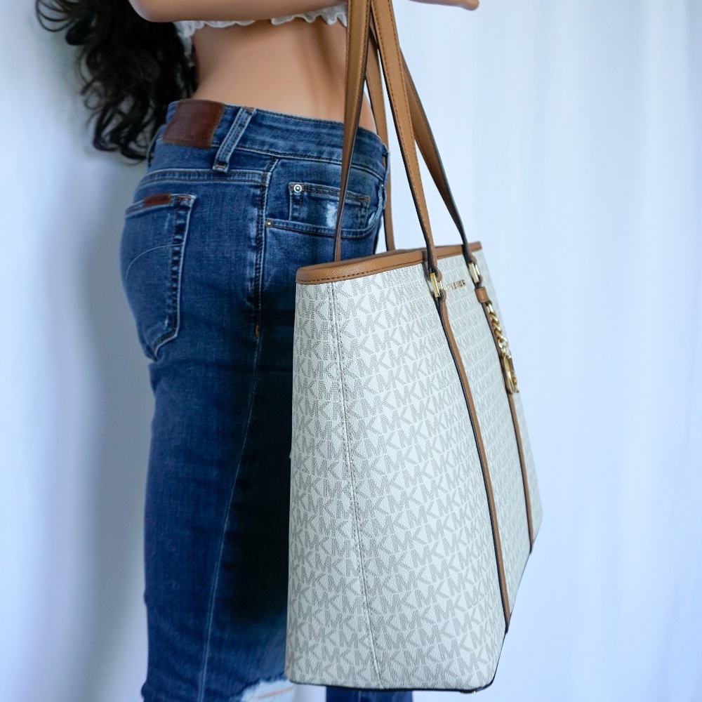 Michael Kors Sady LG Laptop Tote Vanilla Signature - Picture 4 of 8